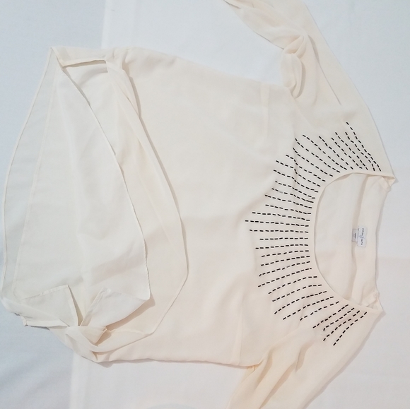 Beautiful woman's white blouse - Picture 2 of 9